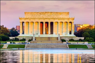 How many exterior columns supports the Lincoln Memorial?