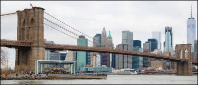 Find one of the Brooklyn Bridge's special features.