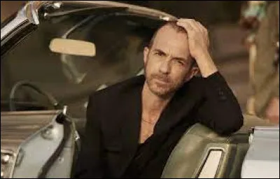 Calogero sang "Un jour au mauvais endroit" in 2014