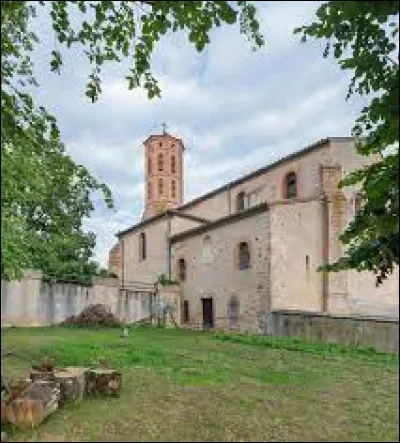 We are in the Lauragais region, in Garrigues. A village in the arrondissement of Castres, it is located in the departement ...