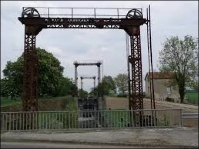 This is the lock on the Haute-Seine canal, at Saint-Just-Sauvage. A commune in the arrondissemet of Epernay, it lies in the departement ...