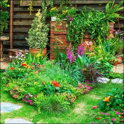 Which ancient philosophical trend, which aims to achieve happiness through the satisfaction of natural and necessary desires, stems from the Garden School?