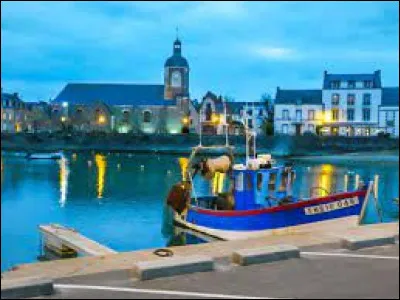 We're now heading for the Cote d'Amour and Piriac-sur-Mer. Piriac-sur-Mer is in the arrondissement of Saint-Nazaire, in the Guerande region, in the department ...