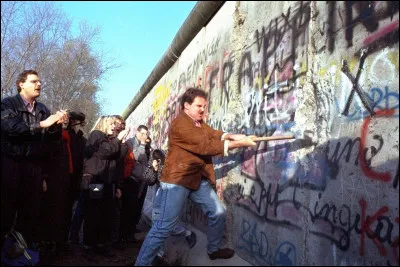 When did the Berlin Wall fall?