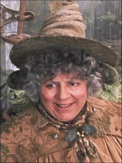 What's the name of the actress in Pomona Chourave?