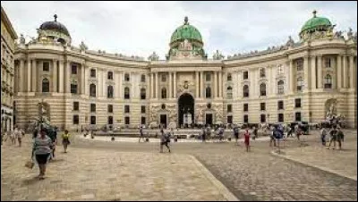 Which of Vienna's most emblematic monuments is a Baroque palace that today houses the official residence of the Austrian president?