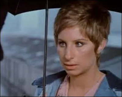 Which famous singer stars in the film Ma femme est dingue?