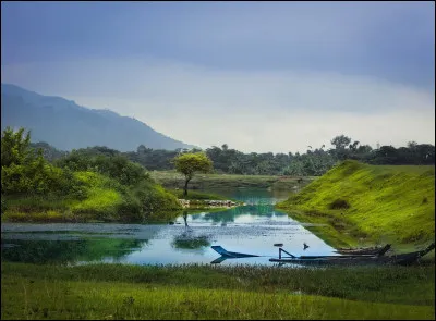 What currency is used in Bangladesh?