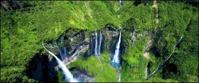 Is the Trou de Fer a geological depression in the Piton des Neiges massif on the island of La Reunion?