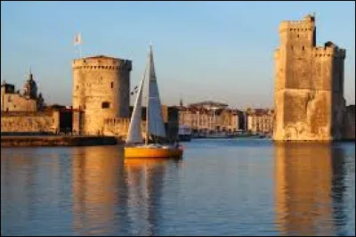 Geographie - In which French department is the city of La Rochelle located?