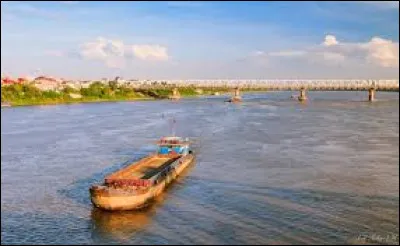 Which river crosses the Vietnamese capital?