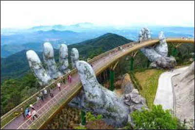 What is this bridge located 1400 m from Da Nang?