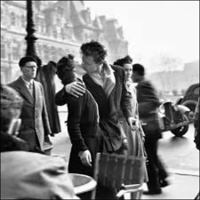 Is Le Baiser de l'hotel de ville a photograph by Robert Doisneau?