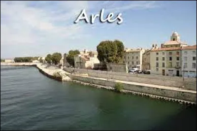 Which river crosses the town of Arles, in the Bouches-du-Rhone region?
