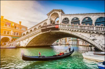 How many bridges does the city of Venice have in total?