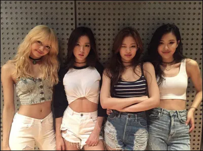 In which agency is the girlsband Blackpink ?