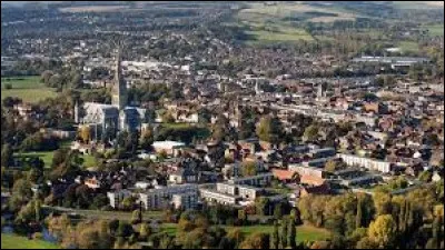 What is this town of 41,000 inhabitants in southern England, famous for its Gothic cathedral painted by Constable?