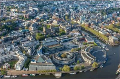 What is this city of 420,000 inhabitants, located in the southwest of the country on the River Avon, near the Severn Estuary?
