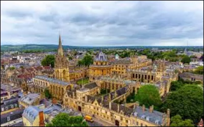 What is this city of 160,000 inhabitants, located on the River Thames northwest of London, famous for its university?