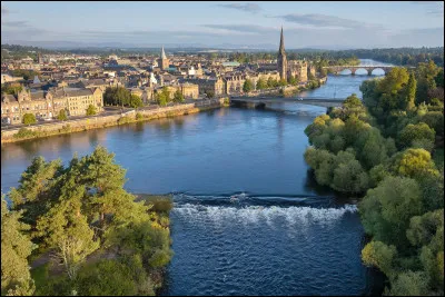 What is this city of 50,000 inhabitants, located in Scotland and bordered by the River Tay?