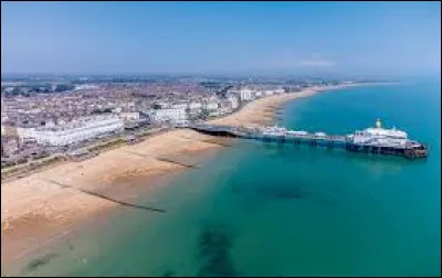 What is this town of 115,000 inhabitants, a major seaside resort in the county of East Sussex, on the south coast of England?