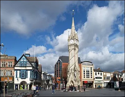 What is this city of 320,000 inhabitants, located in the East Midlands region?