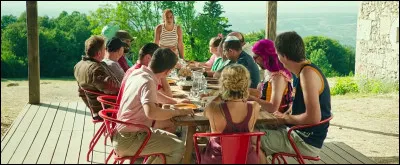 Which comedian directed the film "Un p'tit truc en plus"?