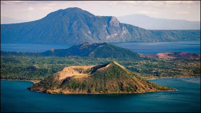 Which Philippine volcano is considered the worlds smallest active volcano island?