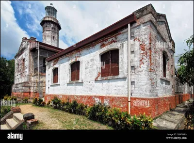 Which town is home to the oldest working lighthouse in the Philippines?