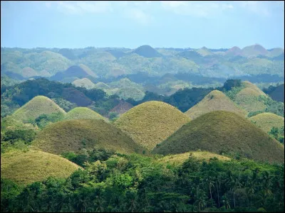 What is the famous hill formation in Bohol called?