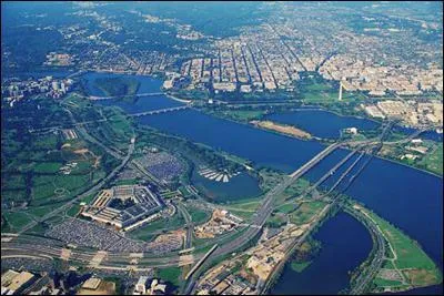 On the estuary of which river is the city located?