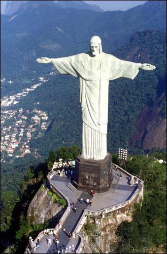 Which city is overlooked by the famous Giant Jesus?