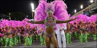 What dance accompanies Rio carnival?