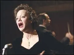 Who plays Edith Piaf in the film ' La Mome' ?