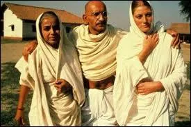 In 1982, in the film 'Gandhi', who played Mahatma Gandhi?