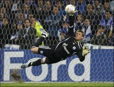 After a good season with Schalke 04, which club did Manuel Neuer sign for?