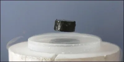A superconductor ensures at certain temperatures an optimal conduction of an electric current
