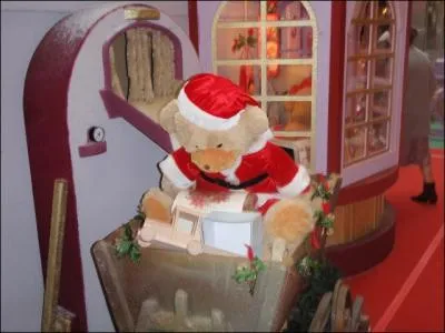 Photo taken in a shopping center whose name has something to do with a rose!