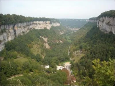 Which mountain range follows part of the Franco-Swiss border?