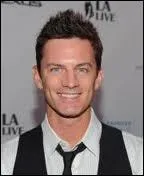 Who was the host of Shake it up before season 3?