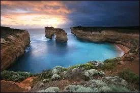 Which two oceans does Australia touch?