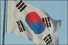 Around the symbol of Yin and Yang, black lines represent water, air, fire and earth