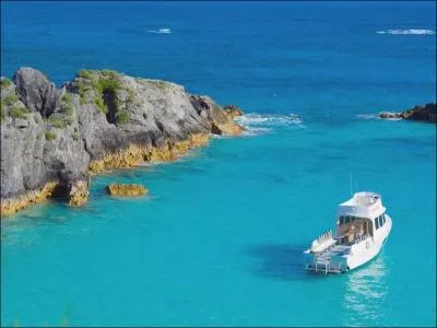 Which country is NOT bordered by the Caribbean Sea?