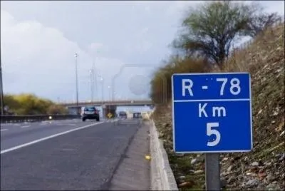 Which percentage of Chilean roads is unpaved?