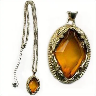 This necklace was worn by... (Attention, I'm talking about the last owner! )