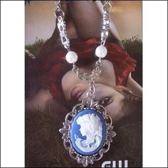 I highlight the decollete of :