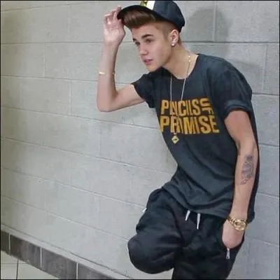 Who's the FIRST person Justin signed in his record label?