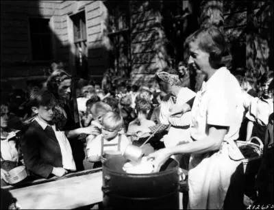 Which aid agency provided school meals in Austria during 1948?