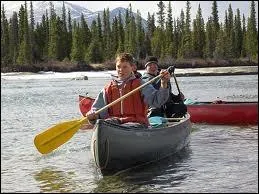 What type of  boat  is the unofficial symbol of Canada?