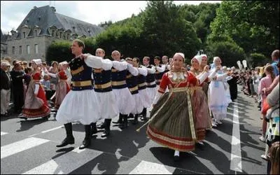 Which "country" lies to the southwest of the Brittany region?